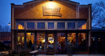 Clean, comfortable and modern cottage in trendy and historic Lockeland Springs