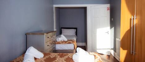 2 bedrooms, in-room safe, desk, iron/ironing board