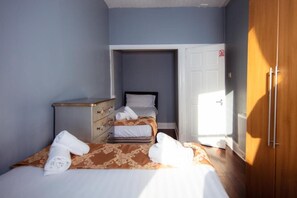 2 Schlafzimmer, Zimmersafe, Schreibtisch, Bügeleisen/Bügelbrett