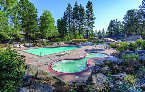 Best Location and layout at 7th Mountain 1024 SF 2 Bed/2 Bath - Pet Friendly