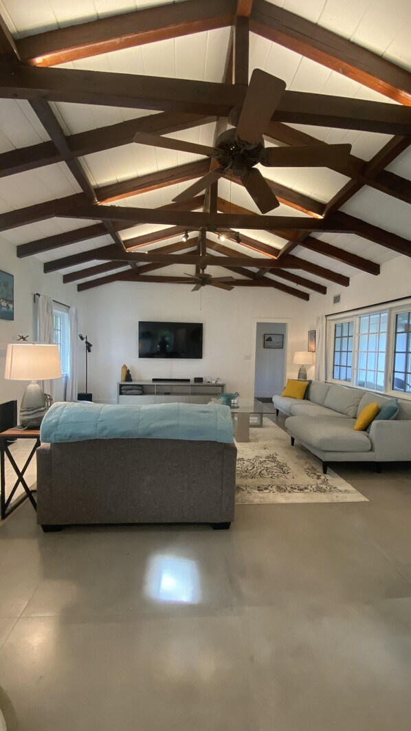 Smart TV, fireplace