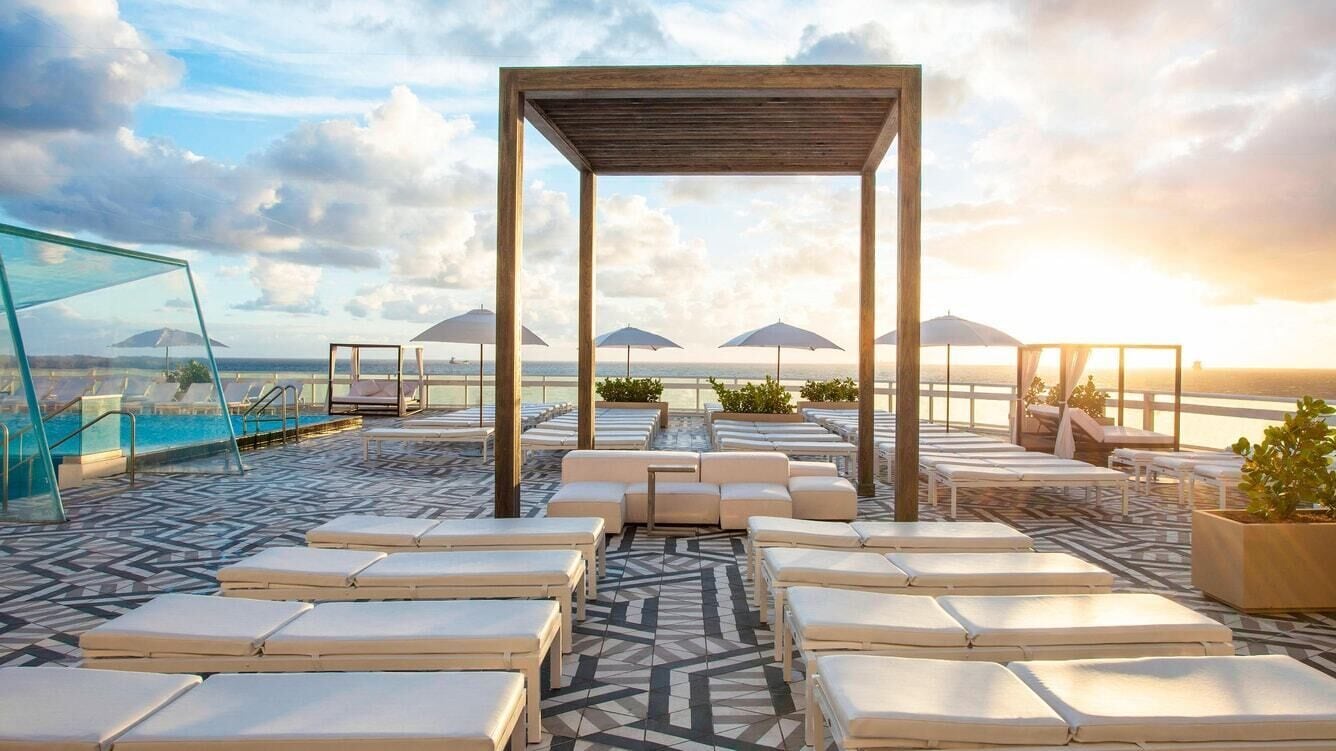 Una piscina al aire libre, una piscina climatizada