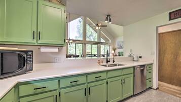 Fridge, microwave, stovetop, dishwasher