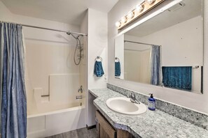 Articles de toilette gratuits, sèche-cheveux, serviettes fournies