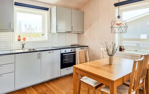 Fridge, oven, stovetop, dishwasher - Lovely home in åsensbruk with kitchen (Åsensbruk)