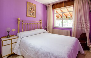 3 chambres, fer et planche à repasser, lit de bébé portatif