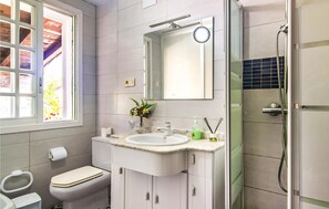 Baignoire, séchoir à cheveux