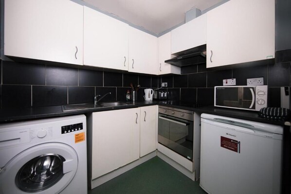 Jääkaappi, mikroaaltouuni, uuni, liesi