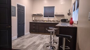 Frigorífic, microones, placa de cuina i cafetera i tetera 