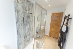 Douche, sèche-cheveux, serviettes fournies, papier toilette