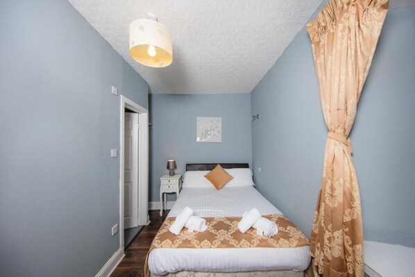 1 Schlafzimmer, Zimmersafe, Schreibtisch, Bügeleisen/Bügelbrett