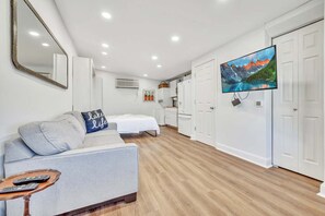 1 bedroom, free WiFi, bed sheets - Artsy Tartsy Bunk House off West Lake Okoboji (Arnolds Park)