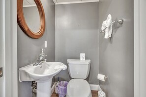 Hair dryer, towels - Artsy Tartsy Bunk House off West Lake Okoboji (Arnolds Park)