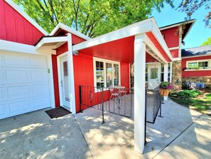 Exterior - Artsy Tartsy Bunk House off West Lake Okoboji (Arnolds Park)