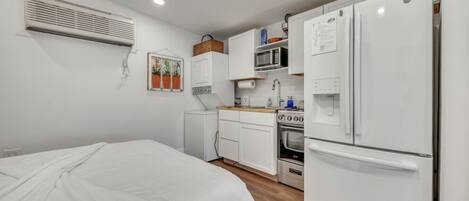 Microondas, horno, cafetera y tetera y tostadora