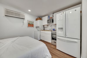 Mikrobølgeovn, ovn, kaffetrakter/tekoker og brødrister