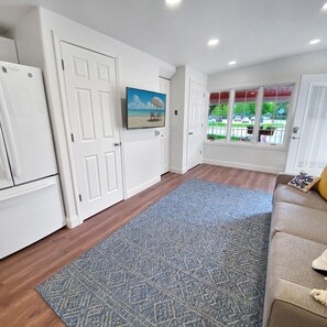 Smart TV - Artsy Tartsy Bunk House off West Lake Okoboji (Arnolds Park)