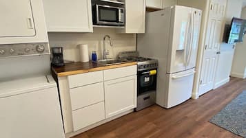 Mikrowelle, Ofen, Wasserkocher mit Kaffee-/Teezubehör, Toaster