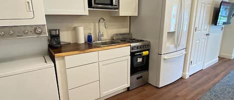 Een magnetron, een oven, een koffiezetapparaat/waterkoker