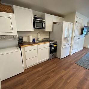 Micro-ondes, four, cafetière/bouilloire, grille-pain