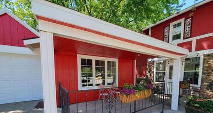 Artsy Tartsy Bunk House off West Lake Okoboji