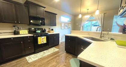 Top Rated! Bring the kids, BIG backyard! Sleeps 12. Fast WIFI.