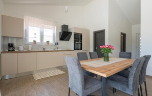 Dining - Lovely home in Trget with WiFi (Trget)