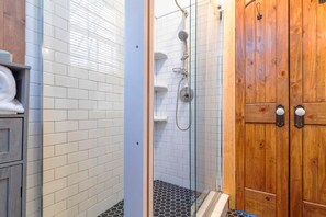 Een douche, een haardroger, handdoeken, zeep