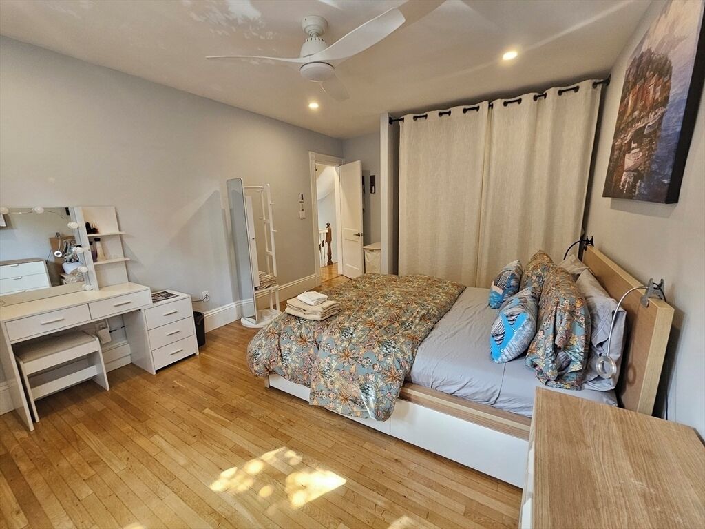 4 bedrooms, desk, iron/ironing board, free WiFi