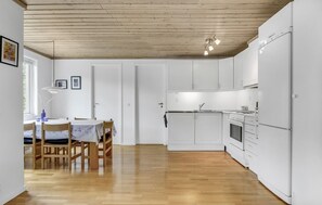 Køleskab, mikrobølgeovn, kaffe-/temaskine