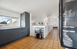 Køleskab, ovn, opvaskemaskine, kaffe-/temaskine