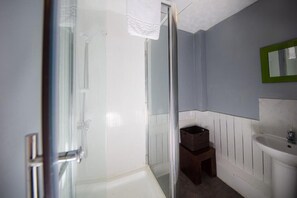 Douche, séchoir à cheveux, serviettes fournies, savon