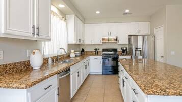 冷蔵庫、電子レンジ、オーブン、コンロ