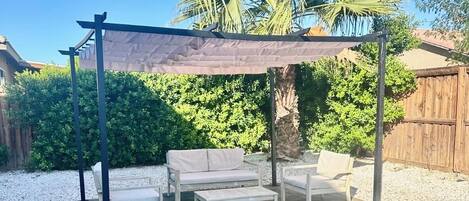 Een buitenzwembad en een verwarmd zwembad