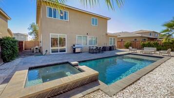 Alberca al aire libre y alberca climatizada