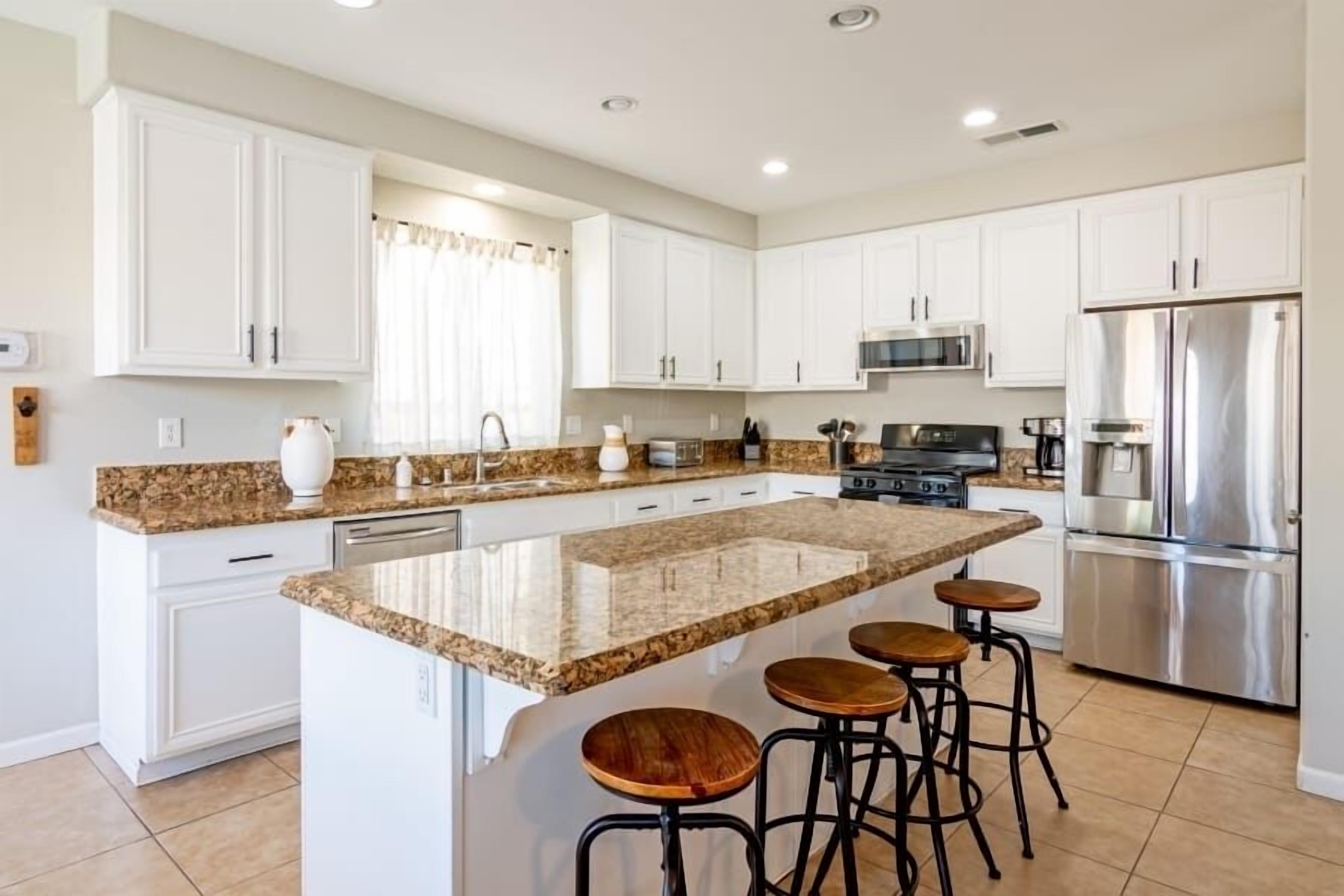 Køleskab, mikrobølgeovn, ovn, kogeplade