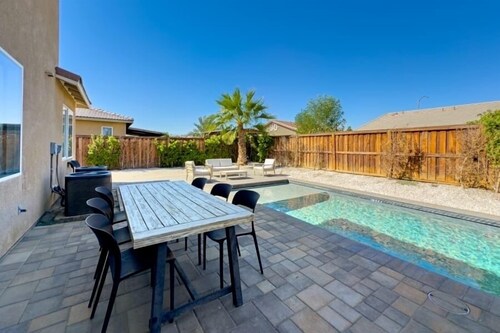 Boho Desert Stay w/ BBQ & Hot Tub