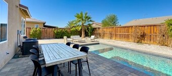Boho Desert Stay w/ BBQ & Hot Tub