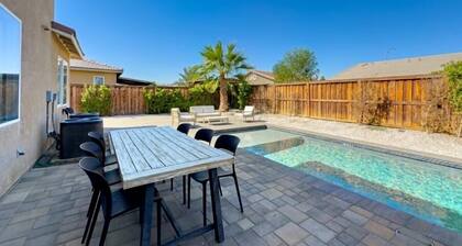 Boho Desert Stay w/ BBQ & Hot Tub