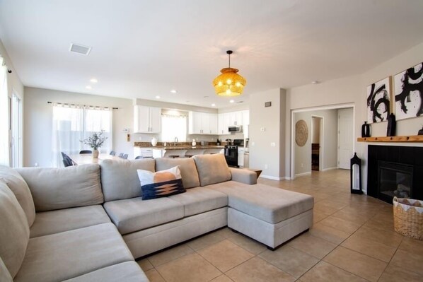 Smart TV, fireplace, Netflix, Hulu