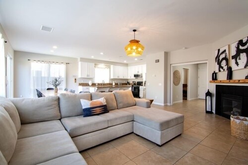 Chill Spot: Cozy Desert Stay w/ Pool