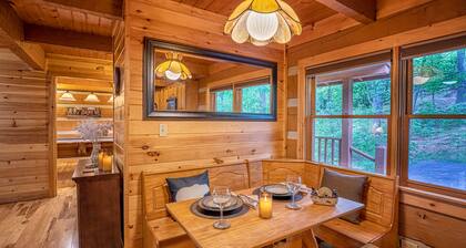 True Log Cabin W/ ⛰Stunning Views⛰, Hot Tub, Sauna, Pool Table