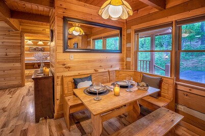 True Log Cabin W/ ⛰Stunning Views⛰, Hot Tub, Sauna, Pool Table