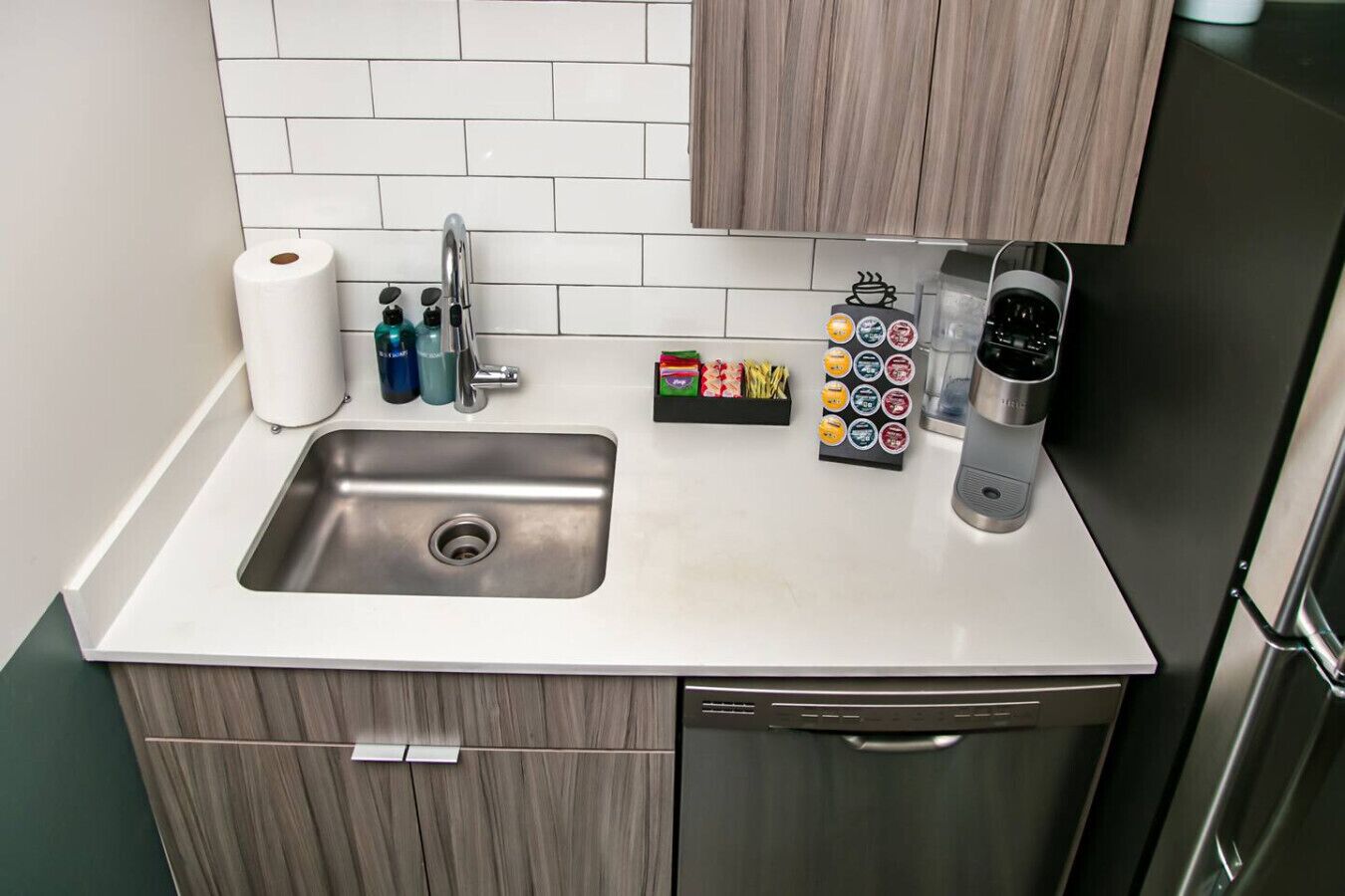 冷蔵庫、電子レンジ、オーブン、コンロ