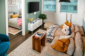 Escritorio, tabla de planchar con plancha, cuna de viaje y wifi gratis 