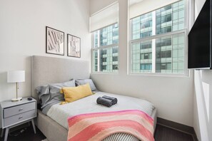 2 Schlafzimmer, Schreibtisch, Bügeleisen/Bügelbrett, Reisekinderbett