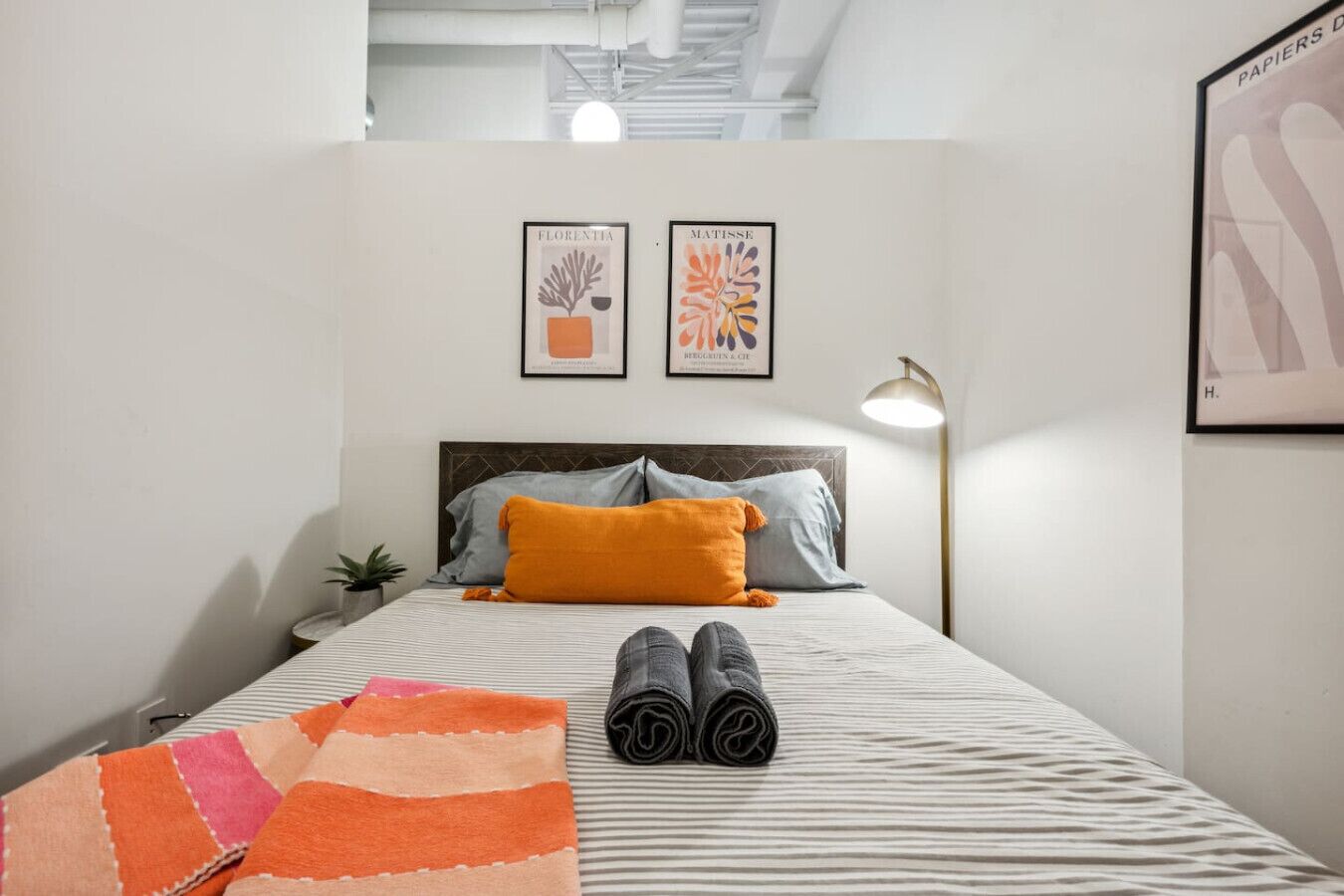 办公桌、熨斗/熨衣板、旅行婴儿床、免费 WiFi