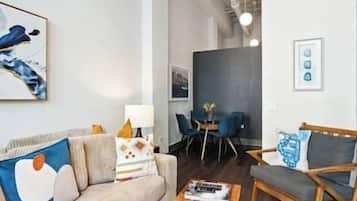 Een smart-tv en boeken