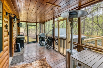 New Romantic Creekside Getaway with King Size Bed, Hot Tub & Pet Friendly 