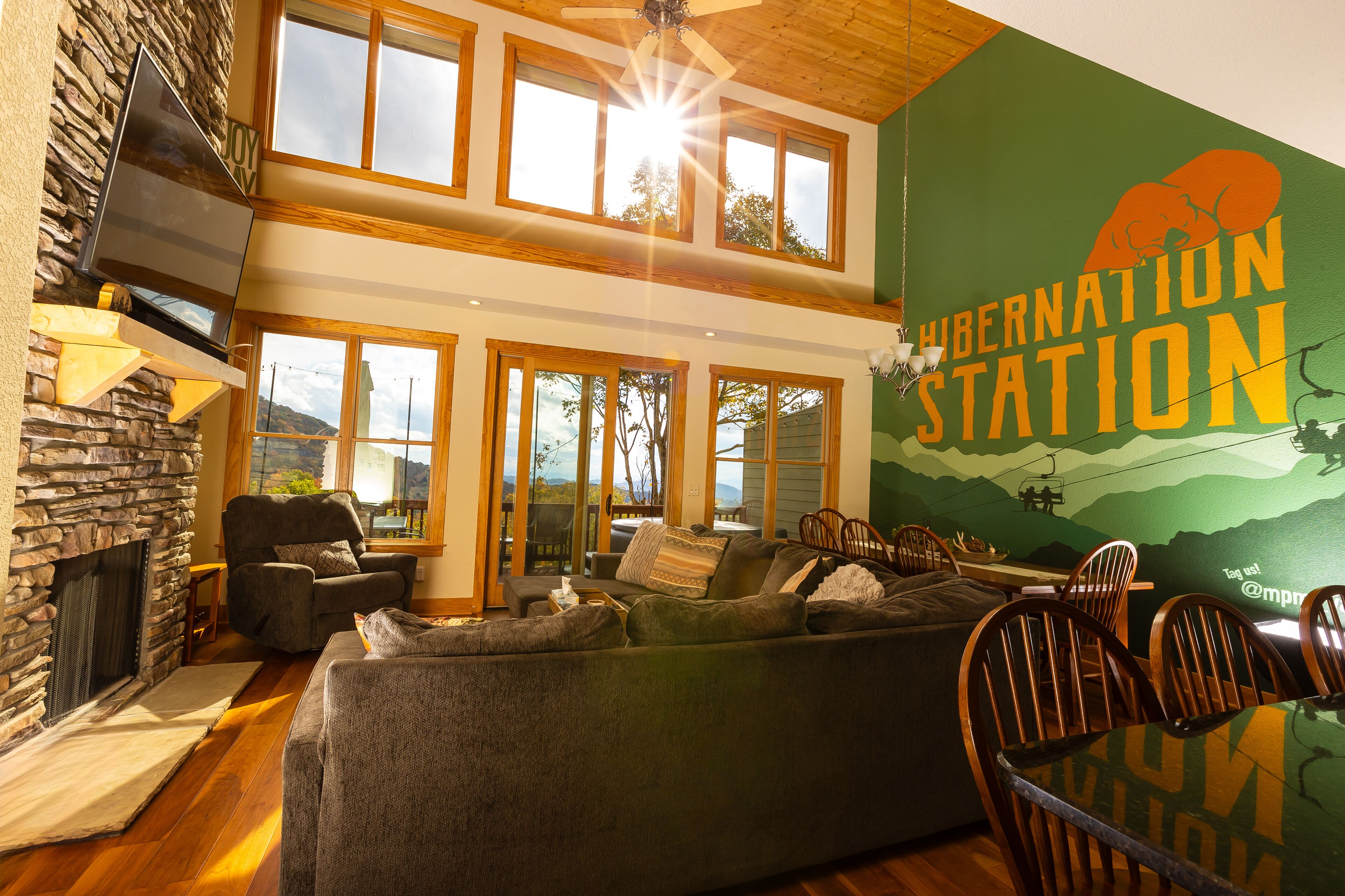 Blue Ridge Home with Views-Hot Tub-Gameroom/Close to Skiing-Hiking-Asheville!